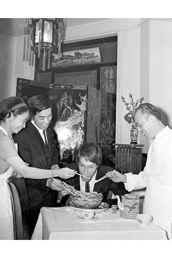 « Sept cent millions de chinois, Et moi, et moi, et moi »… Jacques Dutronc au restaurant chinois, clin d&#039;œil à son tube, en octobre 1966.