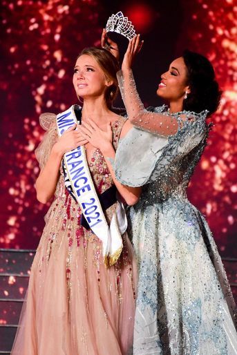 Miss Normandie Amandine Petit élue Miss France 2021 lors de la soirée d'élection de Miss France au Puy Du Fou le 19 décembre 2020. 
