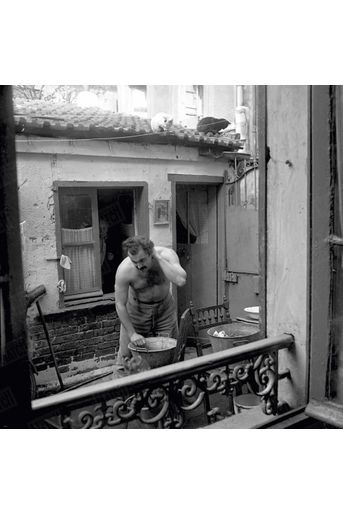 Malgré le confort sommaire, il habite toujours chez ses amis Marcel et Jeanne Planche, impasse Florimont, où il s’était réfugié pendant la guerre. Paris, 1953.