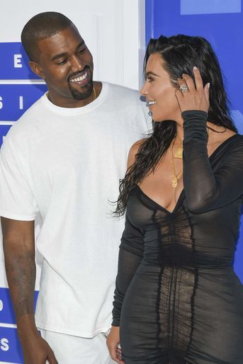 Kim Kardashian, portant l&#039;une des bagues de fiançailles offertes par Kanye West en 2013, avec ce dernier aux MTV Video Music Awards à New York en août 2016