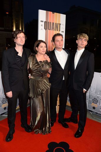 Sadie Frost, entourée de ses enfants Finlay, Rafferty et Rudy, à l'avant-première de son film «Quant» à Londres le 20 octobre 2021