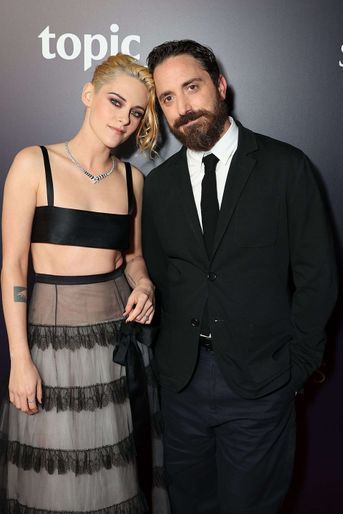 Kristen Stewart et le réalisateur Pablo Larraín à l&#039;avant-première du film «Spencer» à Los Angeles le 26 octobre 2021