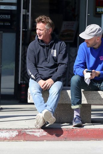 Sean Penn avec un ami à Los Angeles le 21 octobre 2021