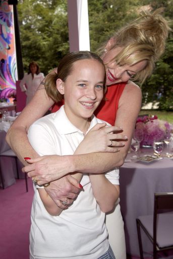 Dakota Johnson avec sa mère Melanie Griffith lors d'un événement caritatif à Los Angeles en mai 2002
