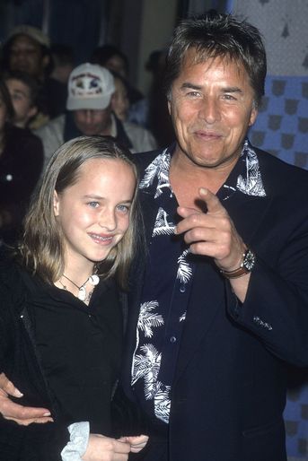 Dakota Johnson avec son père Don Johnson à la première du film «Harry Potter à l&#039;école des sorciers» à Westwood en novembre 2001