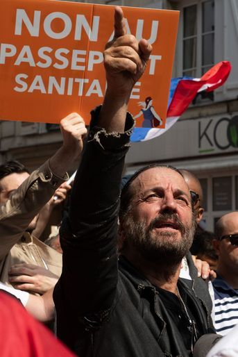 Francis Lalanne lors d'une manifestation contre le pass sanitaire à Paris le 17 juillet 2021