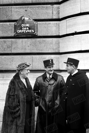 « Pour se documenter, elle interroge deux agents. Son prochain romain doit se passer à Paris. » - Paris Match n°345, 19 novembre 1955