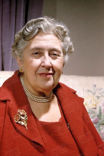 Agatha Christie, lors de son rendez-vous avec Paris Match, dans sa propriété du Devon, en Angleterre, en février 1957.