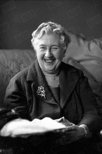 Agatha Christie, lors de son rendez-vous avec Paris Match, dans sa propriété du Devon, en Angleterre, en février 1957.