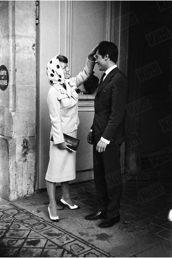 Alain Delon et Romy Schneider, lors d&#039;un rendez-vous chez le célèbre coiffeur Alexandre de Paris, dans son salon de la rue du Faubourg-Saint-Honoré, le 10 juin 1958.
