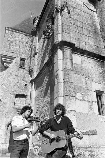 « Quand ils ne chantent pas, les Voulzy-Souchon font les maçons au château de Chemery, la propriété de Souchon en Sologne. » - Paris Match n°1472, 12 août 1977