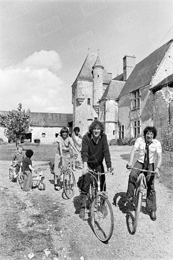 Alain Souchon et Laurent Voulzy en vacances en famille au château de Chemery, la propriété de Souchon en Sologne, en août 1977.