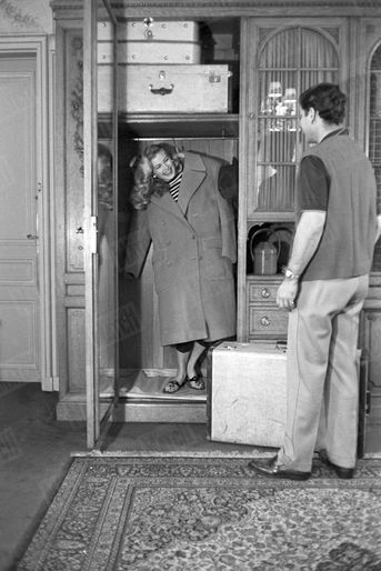 « Dans leur appartement de l&#039;avenue Kléber (qui fut déjà celui d&#039;Audrey Hepburn et Mel Ferrer) Anita a voulu faire une farce à Anthony en se cachant dans l&#039;armoire. Après l&#039;avoir cherchée partout, il l&#039;a découverte dans son manteau de poil de chameau. » - Paris Match n°418, 13 avril 1957