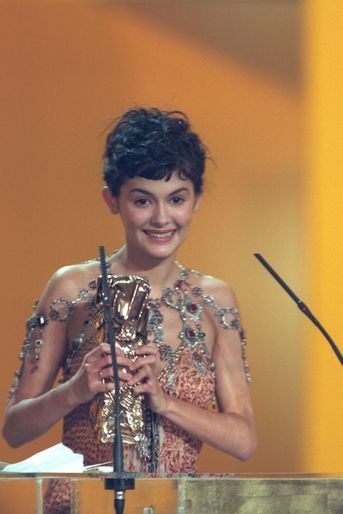 Audrey Tautou reçoit le César du meilleur espoir féminin pour «Vénus Beauté» à Paris en février 2000