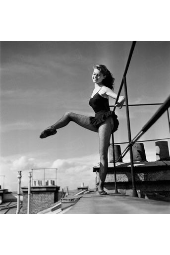 « Brigitte Bardot travaille la danse depuis l'âge de cinq ans. Pour ne pas être dérangée, elle se réfugie sur le toit pour faire sa barre le long de la passerelle. » - Paris Match n°168, 31 mai 1952
