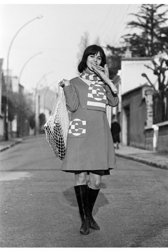« Chantal veut lancer sa propre mode. Ici, avec un manteau rouge, ses initiales sont tissées sur sa poche et son écharpe » - Paris Match n°869, 4 décembre 1965