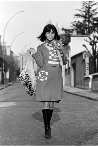 « Chantal veut lancer sa propre mode. Ici, avec un manteau rouge, ses initiales sont tissées sur sa poche et son écharpe » - Paris Match n°869, 4 décembre 1965