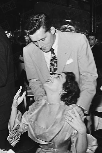 « Conrad a une passion : les complets de gabardine. Il en a 12. Lizbeth n'a qu'une robe de grand couturier, celle-ci de Balmain. » - Paris Match n°66, 24 juin 1950