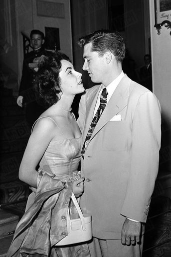 Elizabeth Taylor et Conrad Hilton Jr en lune de miel à Paris, en juin 1950.