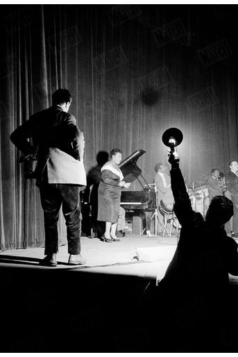 La toute première apparition d'Ella Fitzgerald dans Match, photographiée sur la scène de la Salle Pleyel. « Ambiance jazz : Ella Fitzgerald chante "How high the moon" », écrit notre magazine dans son numéro 259, daté du 13 mars 1954. 