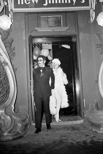 Faye Dunaway et Jerry Schatzberg, quittant la soirée donnée chez Régine pour la promotion de « Bonnie and Clyde » d’Arthur Penn, en février 1968.