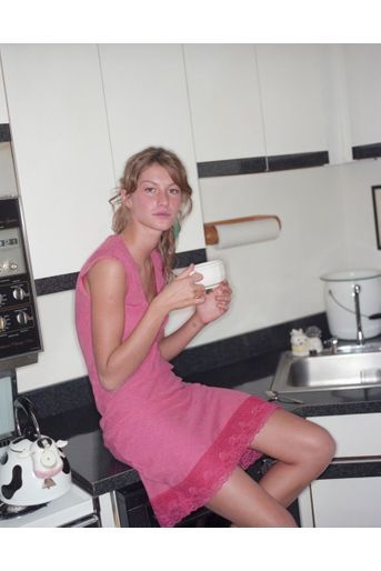 La jeune Gisele Bündchen dans son appartement de New York, lors de son premier rendez-vous photo avec Paris Match en avril 2000.