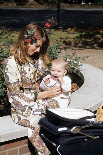 Jane Birkin et sa fille Kate, à l’occasion d’un reportage consacré à la mode hippie à Londres, dans Paris Match n°966, daté du 14 octobre 1967.