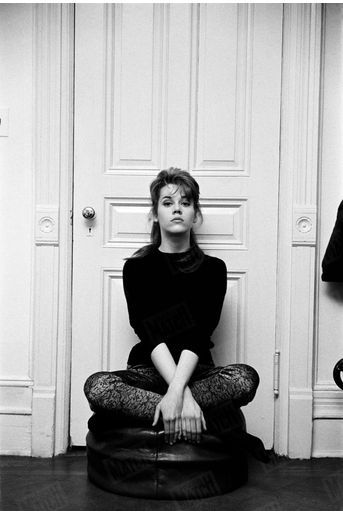 Jane Fonda dans l’appartement où elle vit en colocation, à New York, fin 1959.