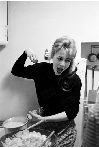 Jane Fonda prépare le dîner, lors d’une soirée entre amis dans son appartement de New York, fin 1959.