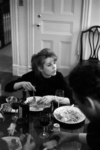Jane Fonda lors d’une soirée entre amis dans son appartement de New York, fin 1959.
