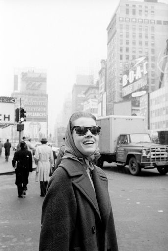 Jane Fonda se promène dans le quartier de Broadway à New York, où elle joue alors au Cort Theatre la pièce « There was a little girl », fin 1959.