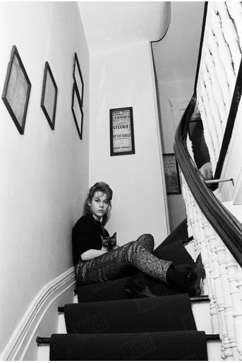 Jane Fonda avec son chat siamois, dans l’appartement où elle vit en colocation, à New York, fin 1959.