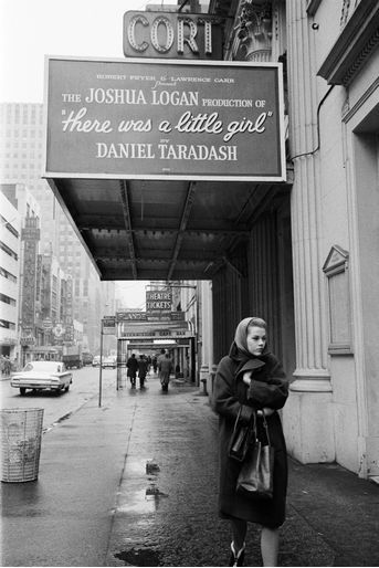 Jane Fonda devant le Cort Theatre, dans la 48e rue à Manhattan, dans le quartier de Broadway, où elle joue alors la pièce « There was a little girl », fin 1959.