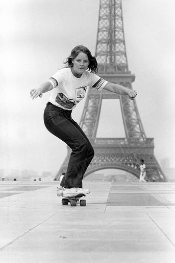 « Entraînement sur l&#039;esplanade du Trocadéro : elle sera dans son premier film français championne de “surf à roulettes” » - Paris Match n°1470, 29 juillet 1977
