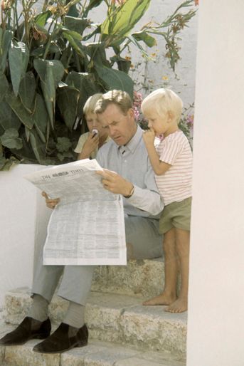 John Le Carré avec deux de ses fils sur l'île de Spetses, en Grèce, photographiés à l'occasion du premier rendez-vous du romancier britannique avec Paris Match, en octobre 1964.
