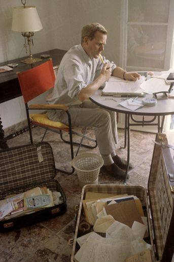 John Le Carré au travail pendant ses vacances en famille sur l'île de Spetses, en Grèce, photographié à l'occasion du premier rendez-vous du romancier britannique avec Paris Match, en octobre 1964.