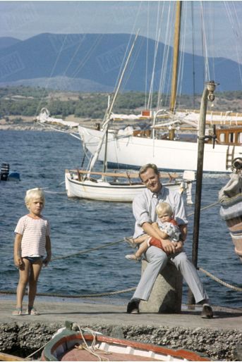 John Le Carré avec deux de ses fils sur l'île de Spetses, en Grèce, photographiés à l'occasion du premier rendez-vous du romancier britannique avec Paris Match, en octobre 1964.