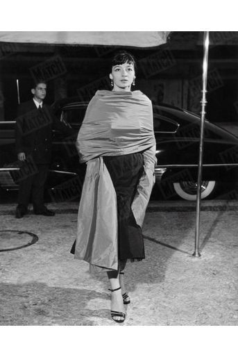 « Comment elle apparaît le soir : Greco a renoncé le soir à tenue de corsaire. A Rio, elle chante en robe de mousseline. » - Paris Match n°95, 13 janvier 1951