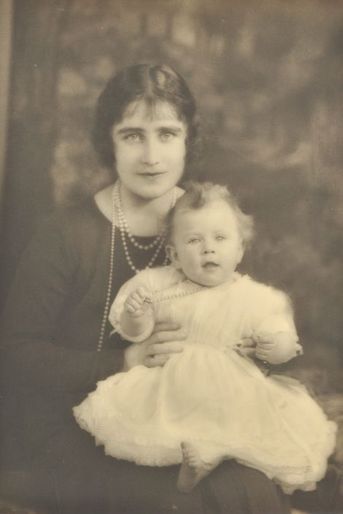 La princesse Elizabeth avec sa mère, en 1926