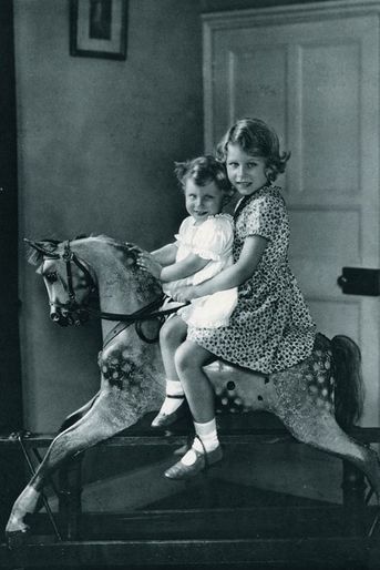 La princesse Elizabeth avec sa soeur la princesse Margaret, en 1937