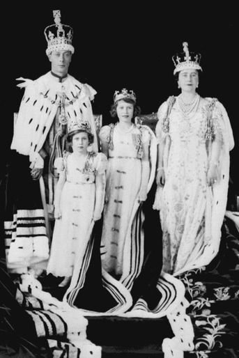 La princesse Elizabeth avec ses parents et sa soeur la princesse Margaret, le 12 mai 1937, jour du couronnement de George VI