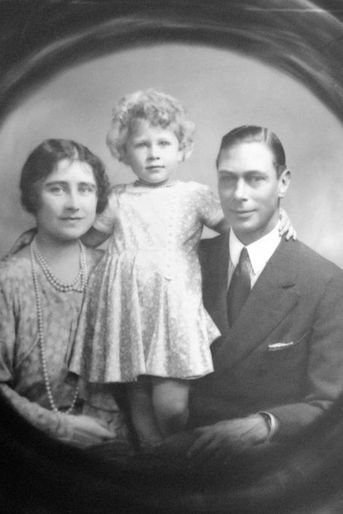 La princesse Elizabeth avec ses parents, photo non datée