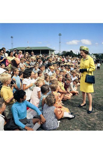 La reine Elizabeth II lors d'une visite en Nouvelle-Zélande, pour son premier bain de foule (1970)