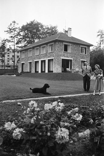 Line Renaud et Loulou Gasté en octobre 1954 à «La Jonchère», leur maison au coeur des bois de Saint-Cucufa, à 15 km de Paris. 