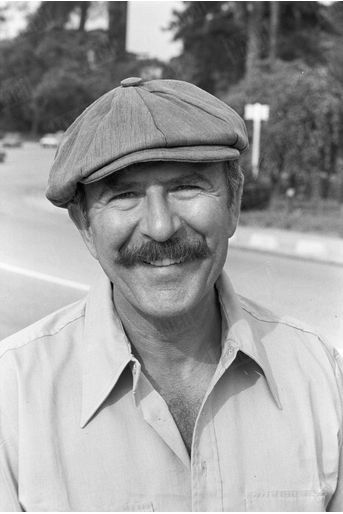 Jean-Pierre Marielle en balade à vélo dans le Bois de Boulogne, le 14 août 1977.