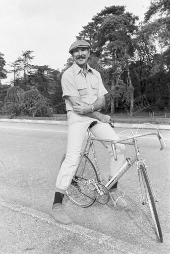 Jean-Pierre Marielle en balade à vélo dans le Bois de Boulogne, le 14 août 1977.