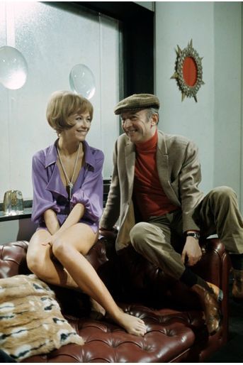 Marlène Jobert avec Michel Audiard sur le tournage de son film "Faut pas prendre les enfants du Bon Dieu pour des canards sauvages », en mars 1968.