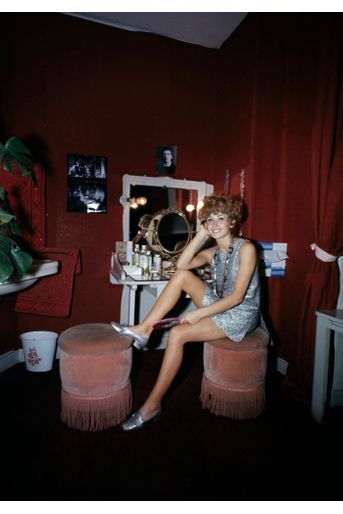 « Marlène Jobert dans sa loge, au théâtre Montparnasse : c'est l'entracte de "Black Comedy" » - Paris Match n°994, 27 avril 1968