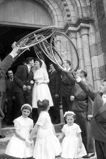 Le 16 avril 1961, à Champnétery en Haute-Vienne, Raymond Poulidor épouse Gisèle Bardet. 