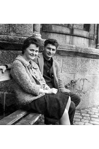 Raymond Poulidor et Gisèle Bardet, à la veille de leur mariage en avril 1961, à Saint-Léonard-de-Noblat, en Haute-Vienne.